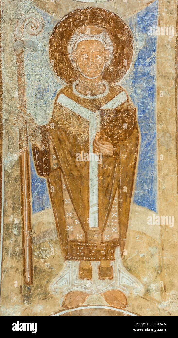 Fresque romane de 1125 d'un archevêque avec la tonnière et le crook dans sa main à l'église de Finja, Suède, 9 mai 2018 Banque D'Images