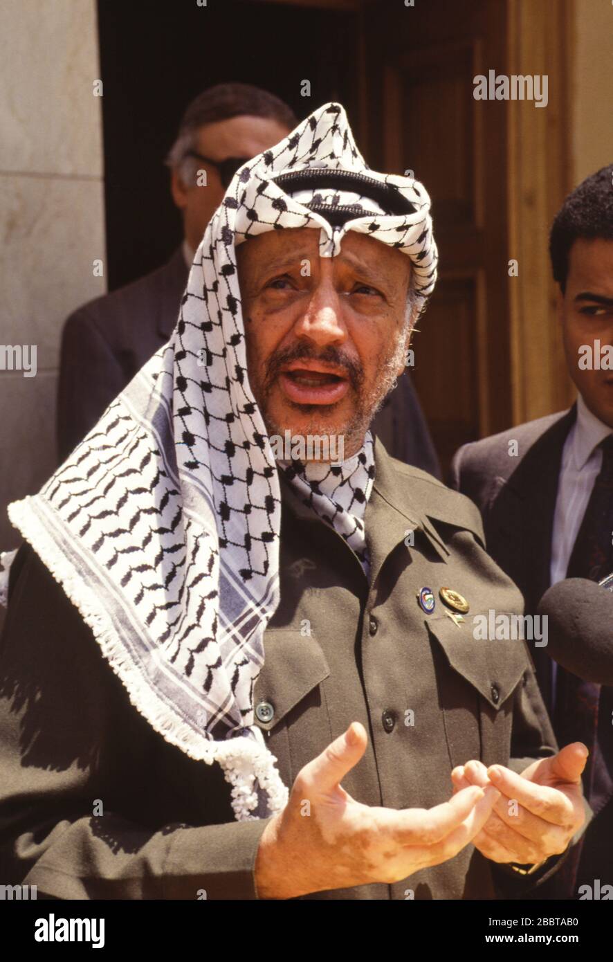 Le Caire, Egypte - 15 avril 1992 - le Président de l'OLP Yasser Arafat rencontre le Président égyptien Hosni Moubarak une semaine après qu'Arafat ait été impliqué dans un accident d'avion quasi