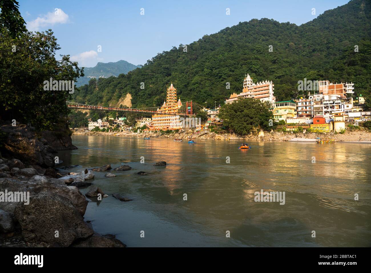 Rishikesh City, Inde, octobre 2018 : vue sur la rivière du pont Ganges Banque D'Images