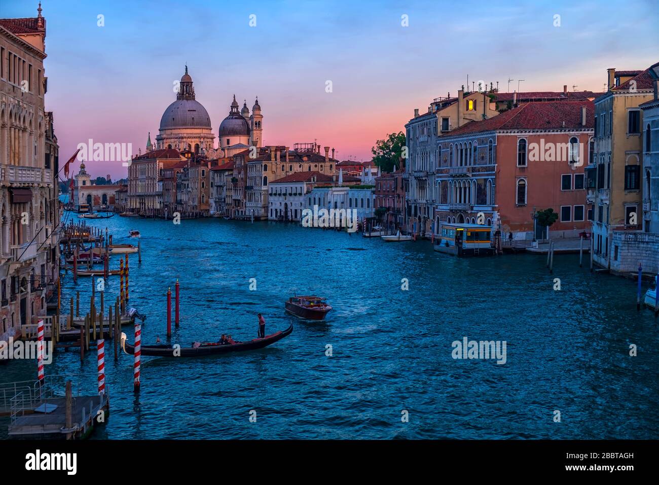 Grand Canal de Venise depuis le pont Academia.style Canaletto. Vénétie, Italie. Banque D'Images