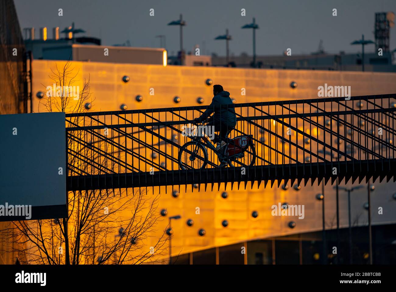 Radfahrer auf einer Brücke über die Segothstrasse, à Essen, hinten Einkaufszentrum Limbecker Platz, Banque D'Images