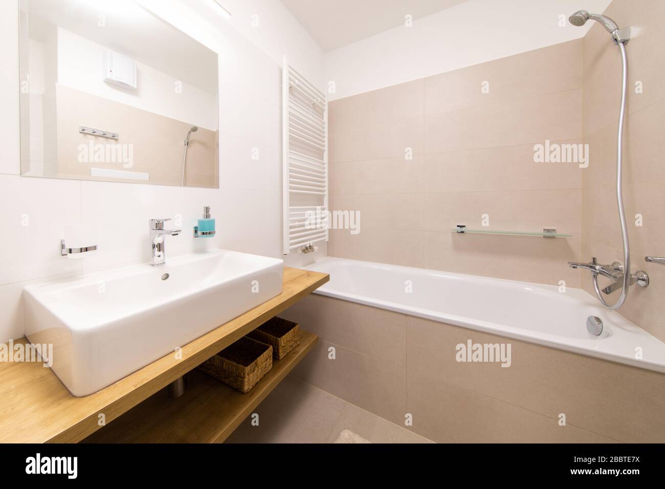 elle avait une salle de bains avec baignoire, un miroir et un grand lavabo Banque D'Images