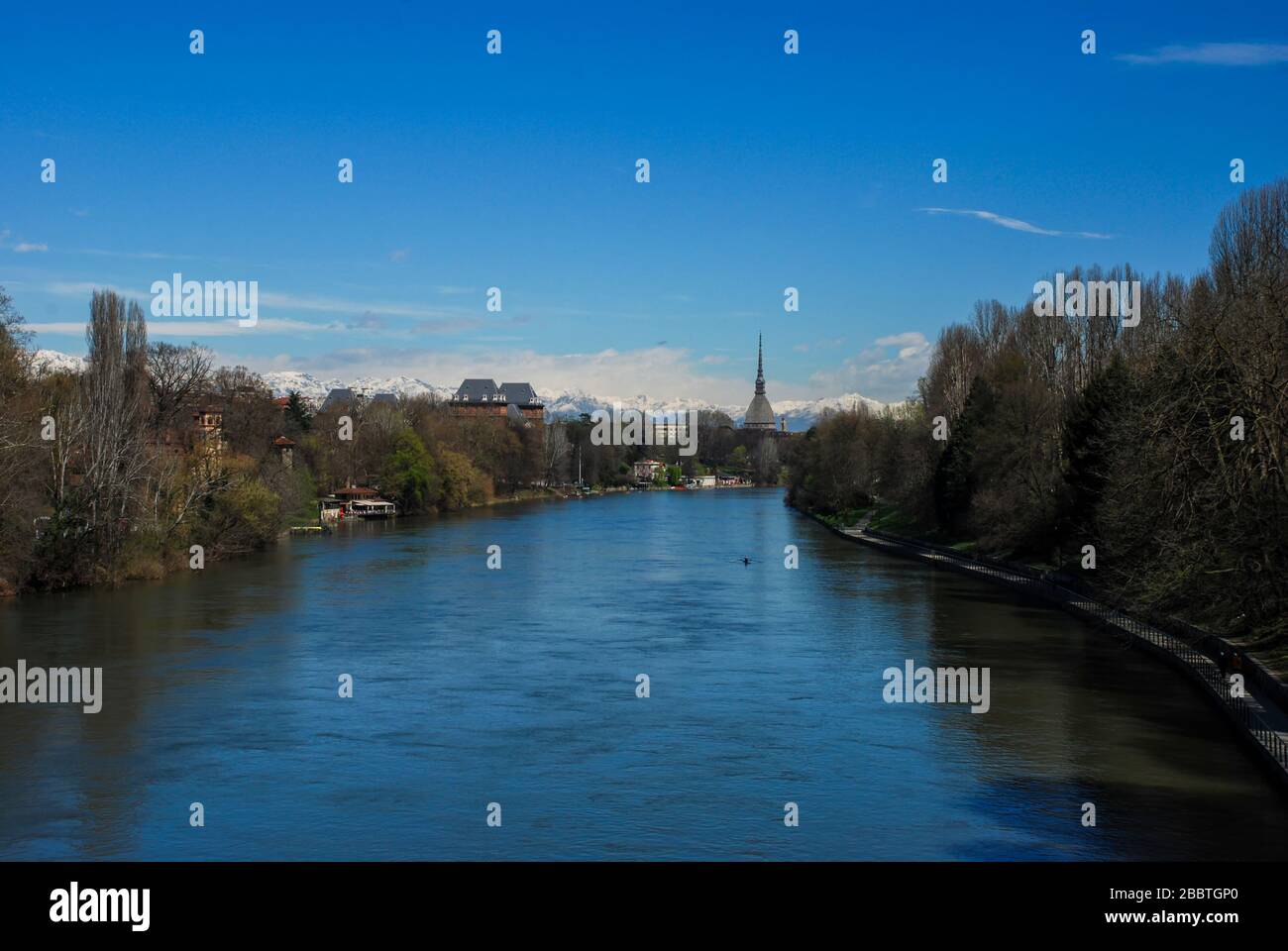 La rivière po traverse le coeur de Turin en Italie Banque D'Images