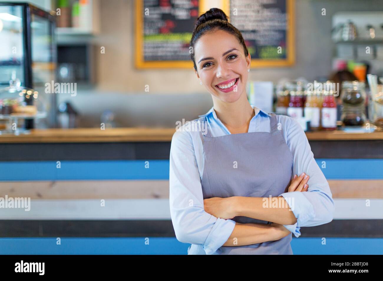 Woman working in coffee shop Banque D'Images