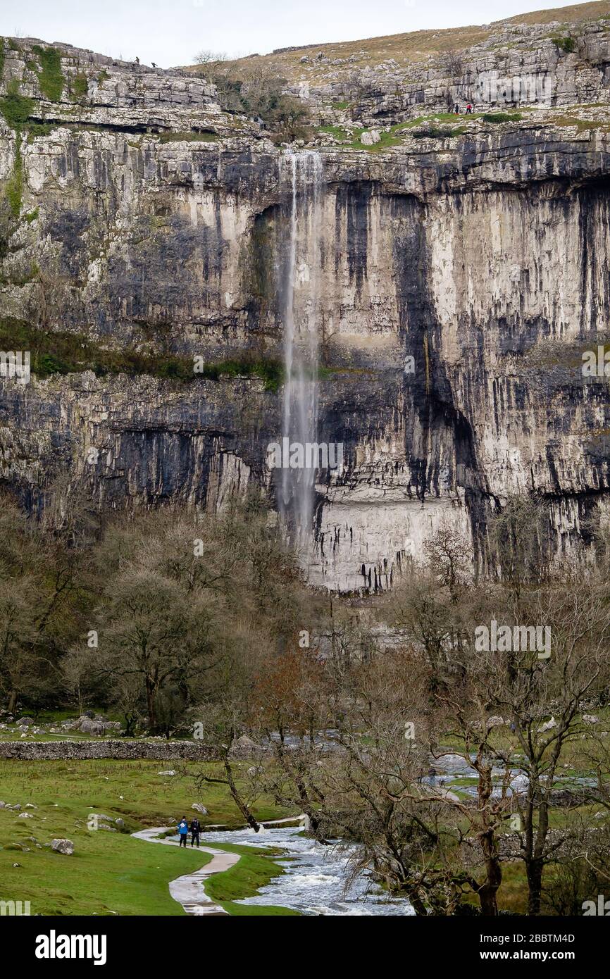 L'eau coule au-dessus de Malham Cove. Le 6 décembre 2015, après une période de forte pluie, Malham Cove devient temporairement la plus haute chute libre du Royaume-Uni. La falaise de calcaire verticale de 80 m au coeur du parc national du Yorkshire Dales a été formée au dernier âge de glace, mais l'eau n'a pas été vue se cascade de son bord dans la mémoire vive (voir « informations supplémentaires ») © Ian Wray /Alay Banque D'Images