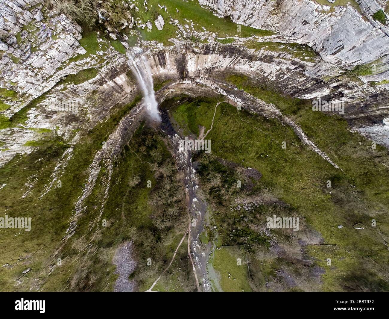 L'eau coule au-dessus de Malham Cove. Le 6 décembre 2015, après une période de forte pluie, Malham Cove devient temporairement la plus haute chute libre du Royaume-Uni. Vue aérienne sur la drone montrant la falaise de calcaire verticale de 80 m au cœur du parc national du Yorkshire Dales a été formée au dernier âge de glace, mais l'eau n'a pas été vue en cascade de son bord dans la mémoire vive (voir « informations supplémentaires ») © Ian Wray /Alay Banque D'Images