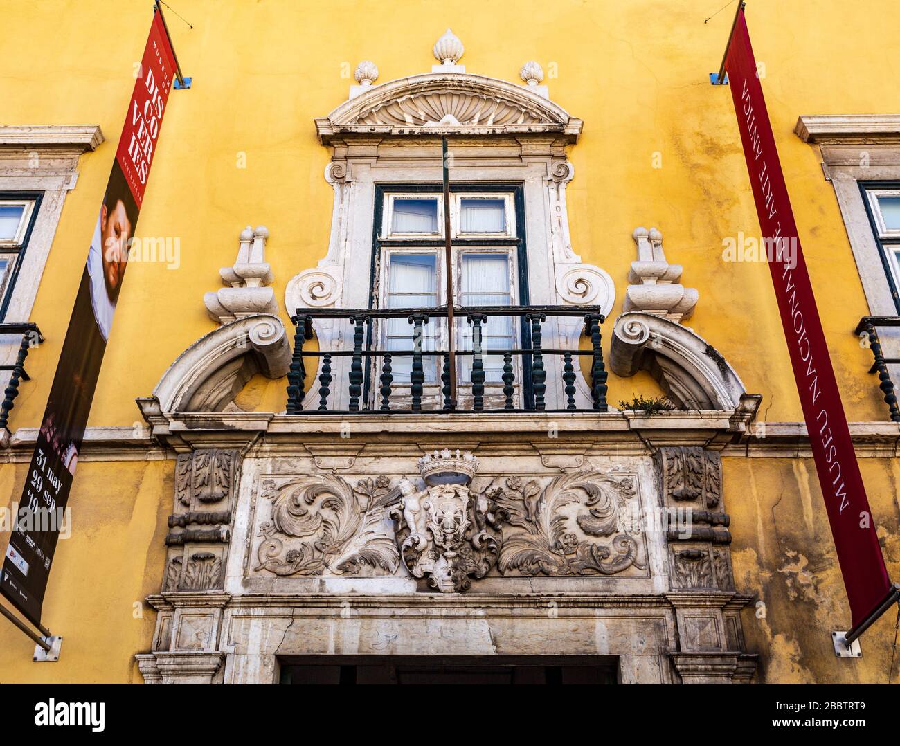 Entrée principale du Palais Alvor-Pombal, aujourd'hui le Musée National d'Art ancien, à Lisbonne, Portugal Banque D'Images