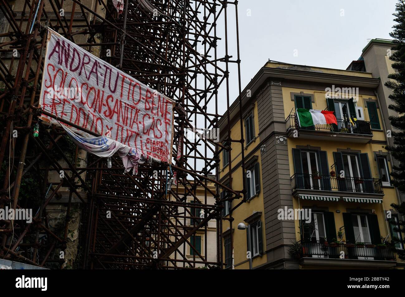 Naples, Italie. 01 avril 2020. Dans certains districts de Naples bannières apparaissent avec la demande d'avoir le revenu de quarantaine pour le moins bien-off économiquement, pour les effets causés par le coronavirus COVID 19 crédit: Agence indépendante de photo SRL/Alay Live News Banque D'Images