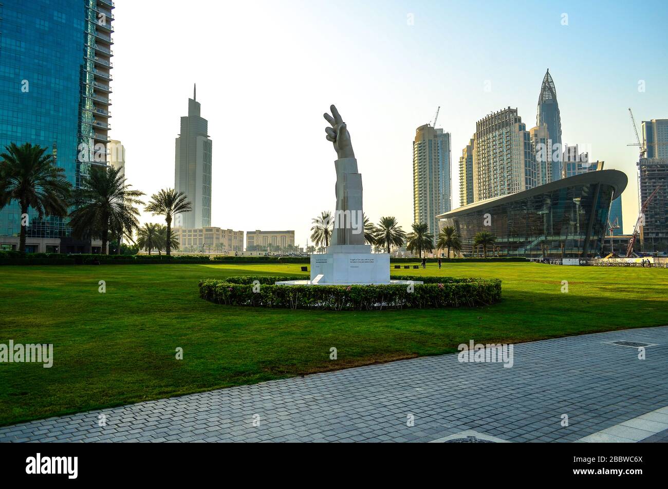 La sculpture Win, Victory, Love est située dans le parc Burj par Emaar, en face de l'Opéra de Dubaï, près du Burj Khalifa. Dubaï, Émirats arabes Unis Banque D'Images