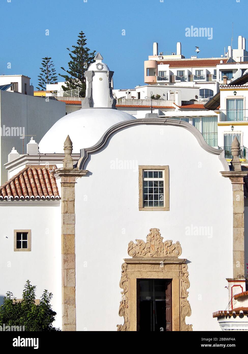 Église blanche à Albufeira sur la côte de l'Algarve au Portugal Banque D'Images