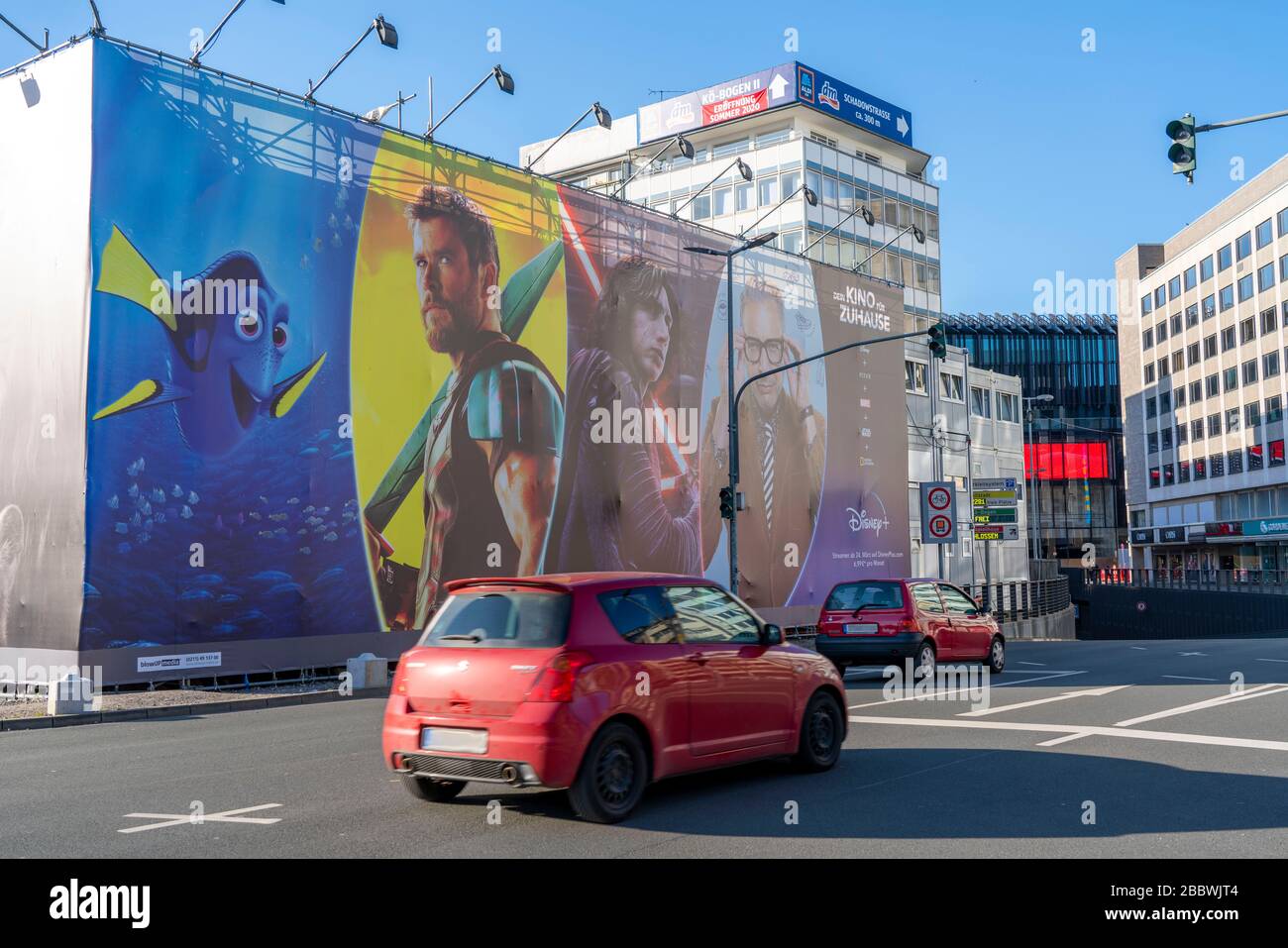Publicité, grand poster, pour le nouveau service de streaming Disney plus, à DŸsseldorf, Allemagne Banque D'Images