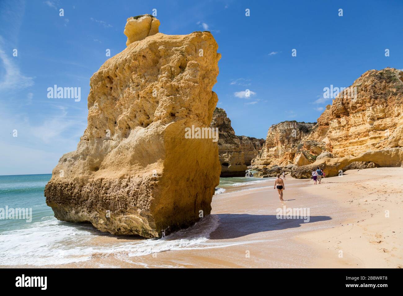 Les gens sur une plage isolée à l'ouest d'Alporchinhas, Algarve, Portugal Banque D'Images
