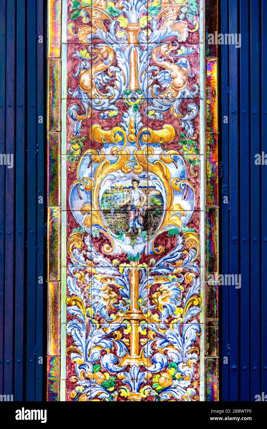 Détail de carreaux de céramique azulejo complexes à la façade de Ceramica Ruiz dans le quartier céramique à Triana, Séville, Andalousie, Espagne Banque D'Images