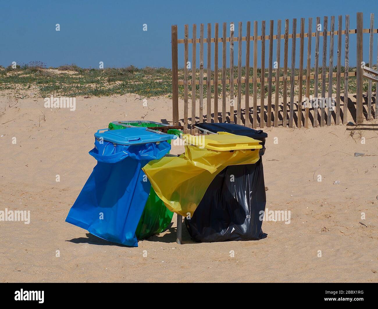 Séparation des déchets à une plage d'Algarve Banque D'Images