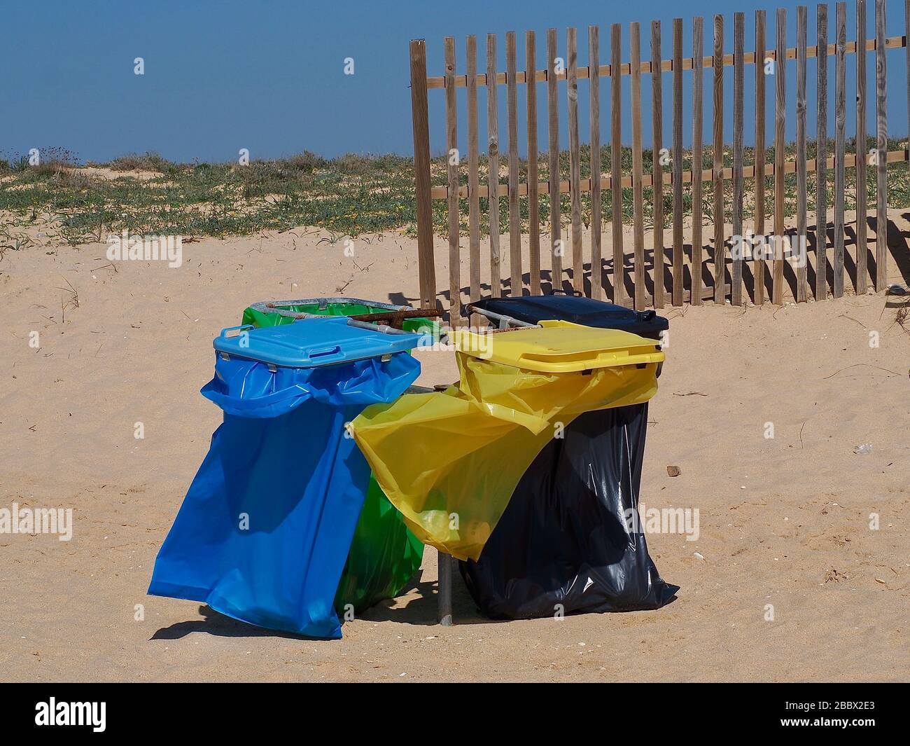 Séparation des déchets à une plage d'Algarve Banque D'Images