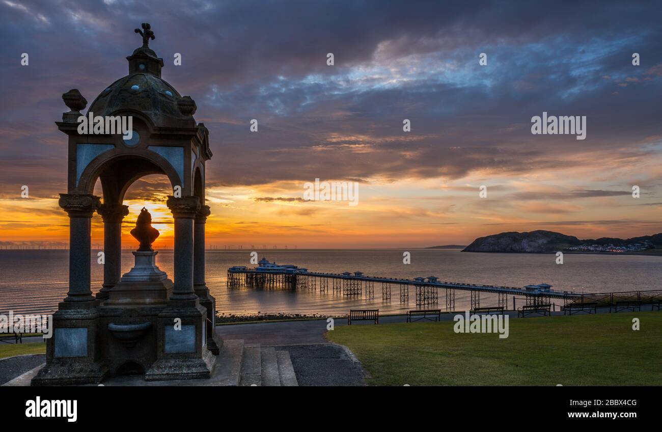 Queen Victoria Monument surplombant la jetée de Llandudno au lever du soleil, station balnéaire de Llandudno, Pays de Galles du Nord, Royaume-Uni. Banque D'Images