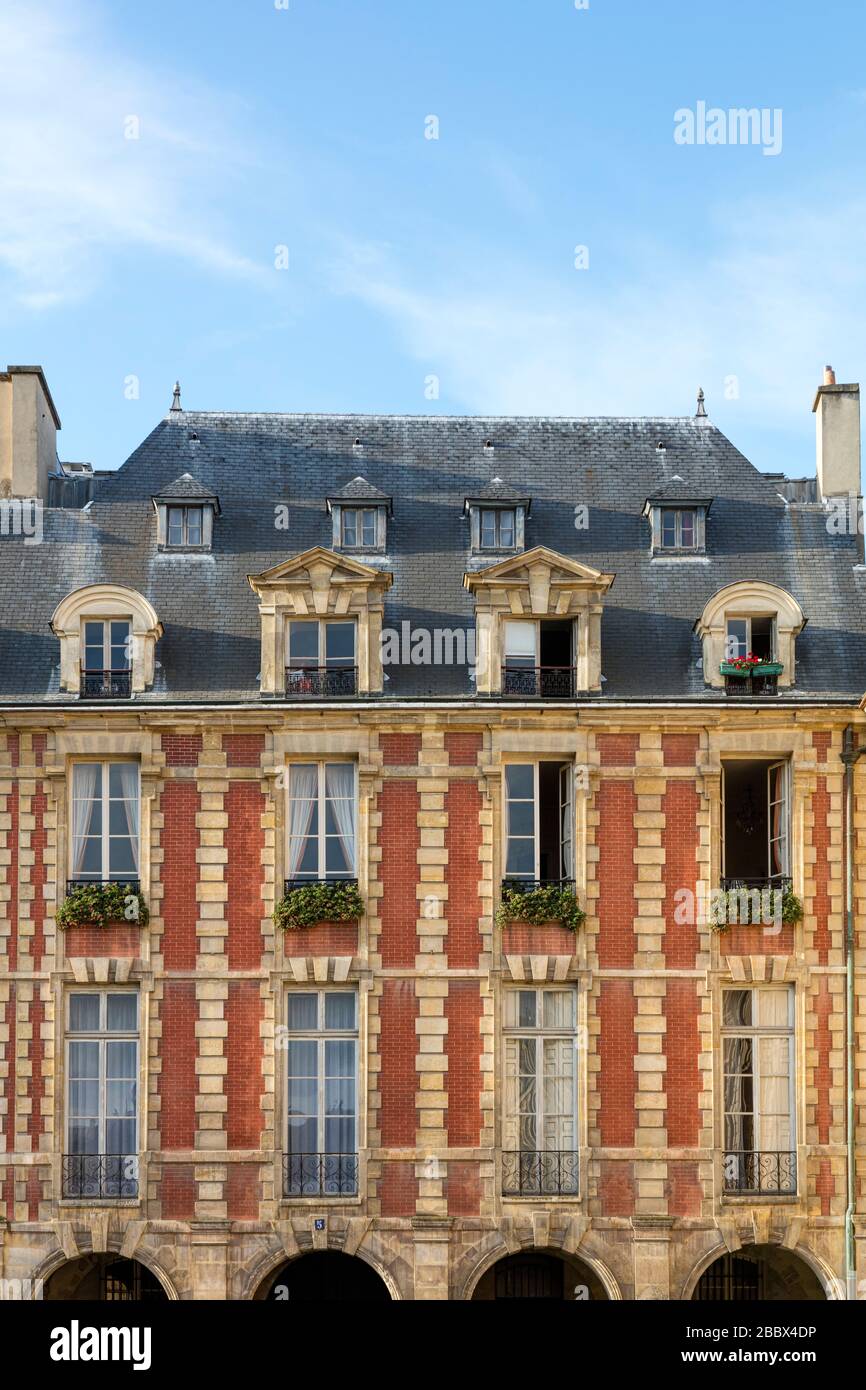 Architecture du XVIIe siècle entourant la place des Vosges dans le Marais, Paris, Ile-de-France, France Banque D'Images