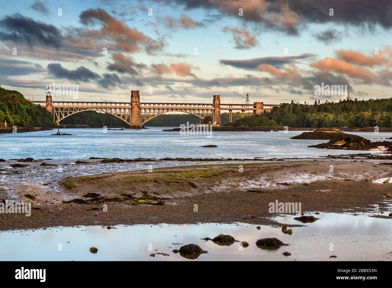 Le pont Britannia enjambant le détroit de Menai entre Anglesey et le continent nord-de-Galles, Royaume-Uni Banque D'Images