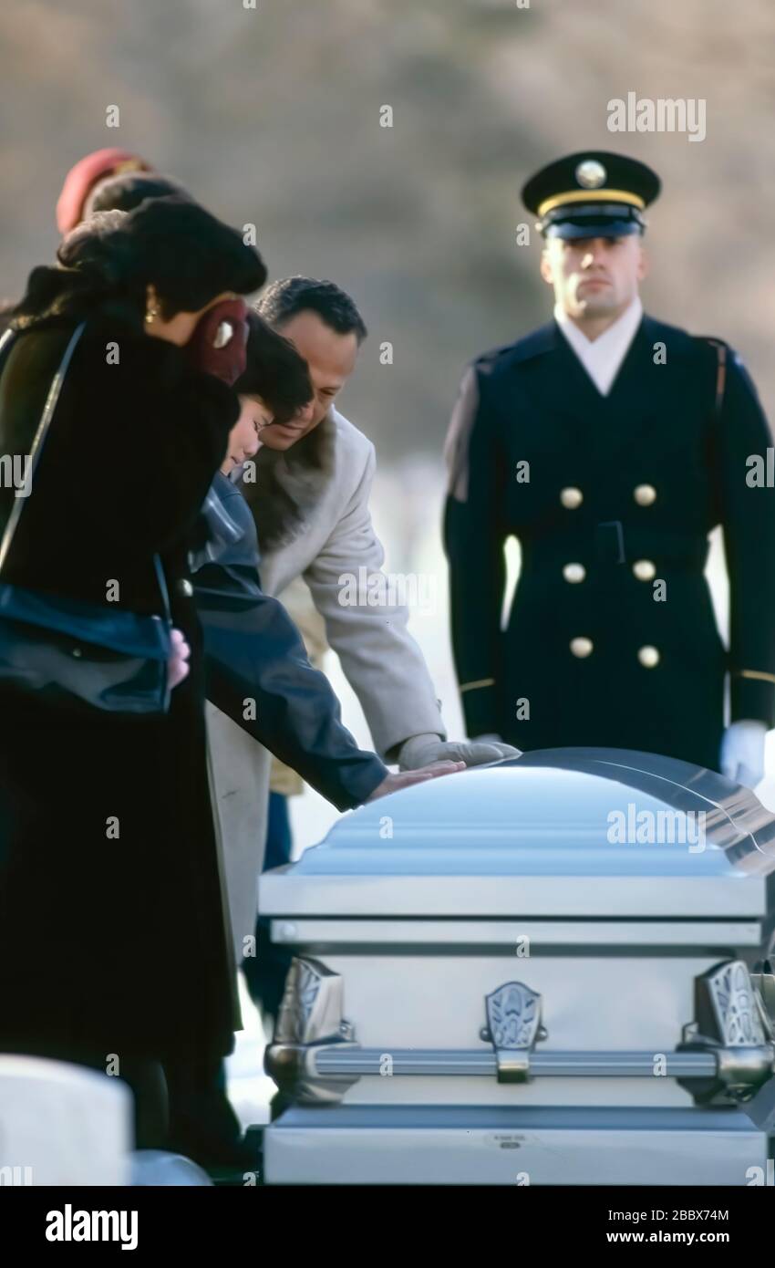 Arlington, Virginia, USA, 28 décembre 1989 les membres de la famille de Alejandro Manrique Lozano Specialist, USA Ranger bataillon, touchent son cercueil lors de ses funérailles d'aujourd'hui au cimetière national d'Arlington. Banque D'Images