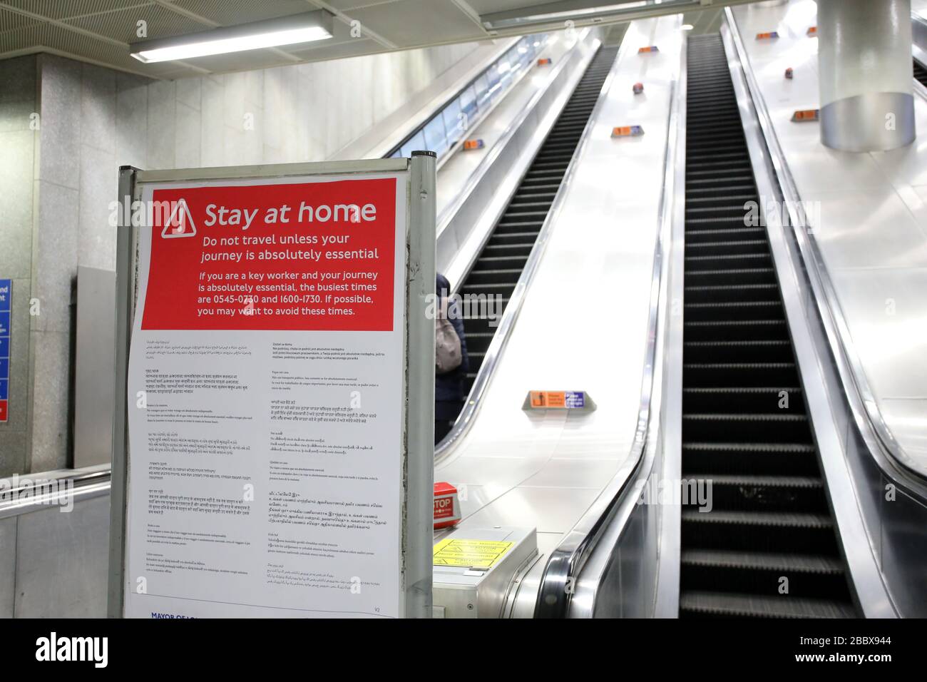 Londres, Royaume-Uni. 01 avril 2020. Jour neuf de Lockdown à Londres. Un signe recommandant aux gens de rester à la maison à moins qu'ils ne soient des travailleurs clés. Le pays est en verrouillage en raison de la pandémie de Coronavirus COVID-19. Les gens ne sont pas autorisés à quitter la maison sauf pour les achats de nourriture, les soins médicaux, l'exercice - une fois par jour, et le travail essentiel. COVID-19 Coronavirus LockDown, Londres, Royaume-Uni, le 1er avril 2020 crédit: Paul Marriott/Alay Live News Banque D'Images