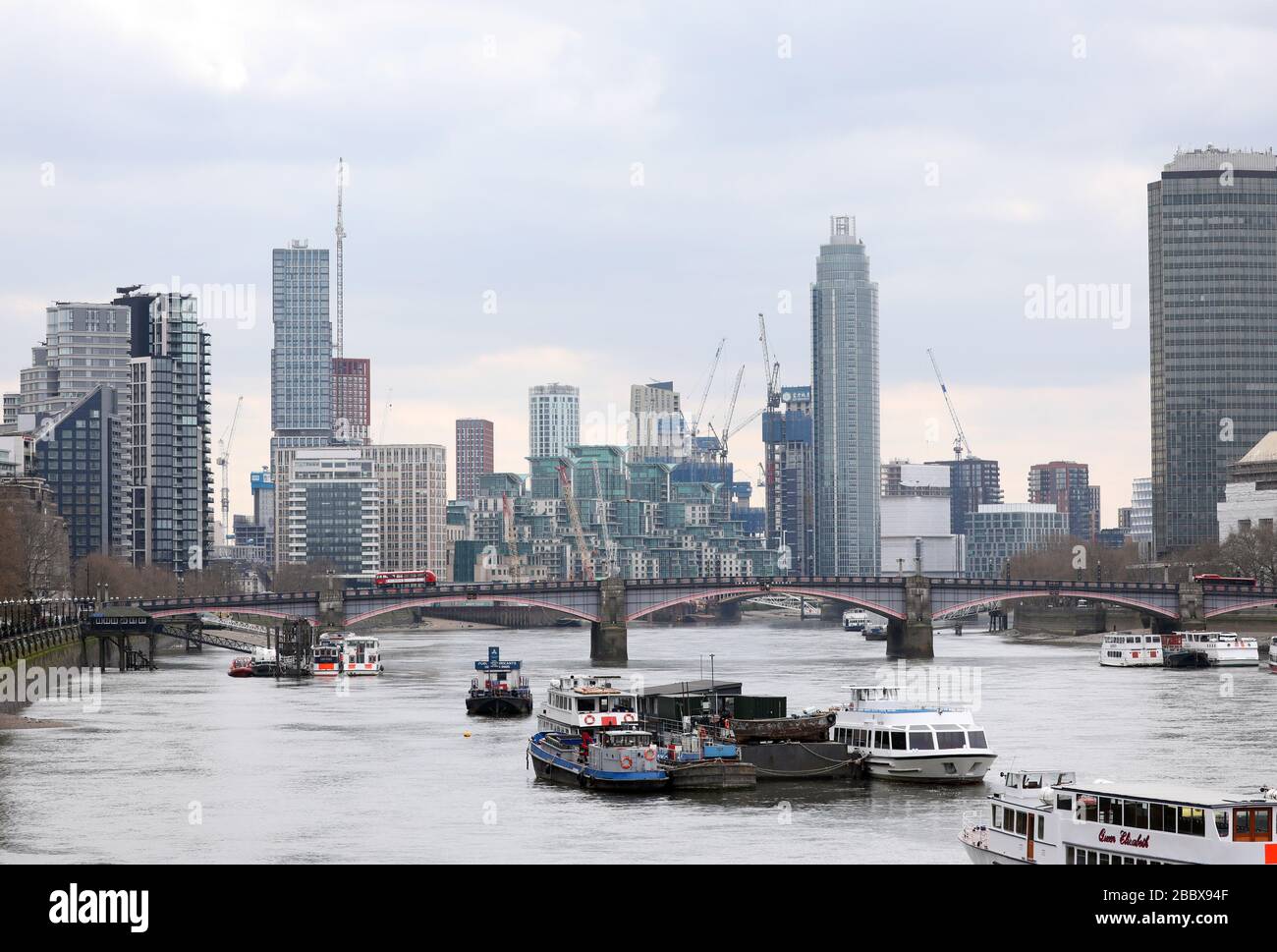 Londres, Royaume-Uni. 01 avril 2020. Jour neuf de Lockdown à Londres. Un bus rouge londonien traverse le pont Lambeth à 12.50, le pays étant en verrouillage en raison de la pandémie de Coronavirus COVID-19. Les gens ne sont pas autorisés à quitter la maison sauf pour les achats de nourriture, les soins médicaux, l'exercice - une fois par jour, et le travail essentiel. COVID-19 Coronavirus LockDown, Londres, Royaume-Uni, le 1er avril 2020 crédit: Paul Marriott/Alay Live News Banque D'Images