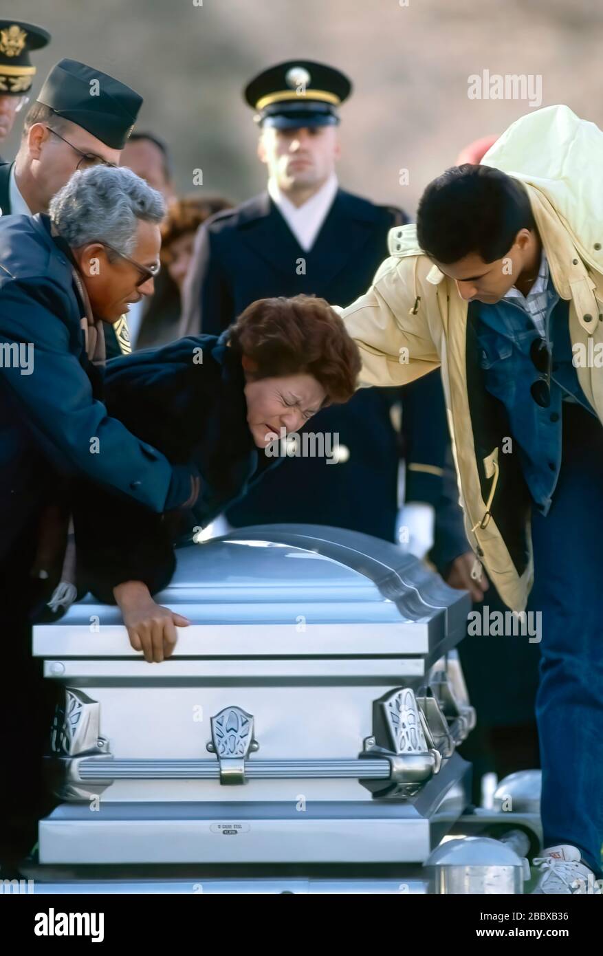 Arlington, Virginia, USA, 28 décembre 1989 Angelica Manrique mère de Alejandro Manrique Lozano Spécialiste, bataillon des gardes-gardes des États-Unis, pleurait sur son cercueil lors de ses funérailles d'aujourd'hui au cimetière national d'Arlington. Banque D'Images