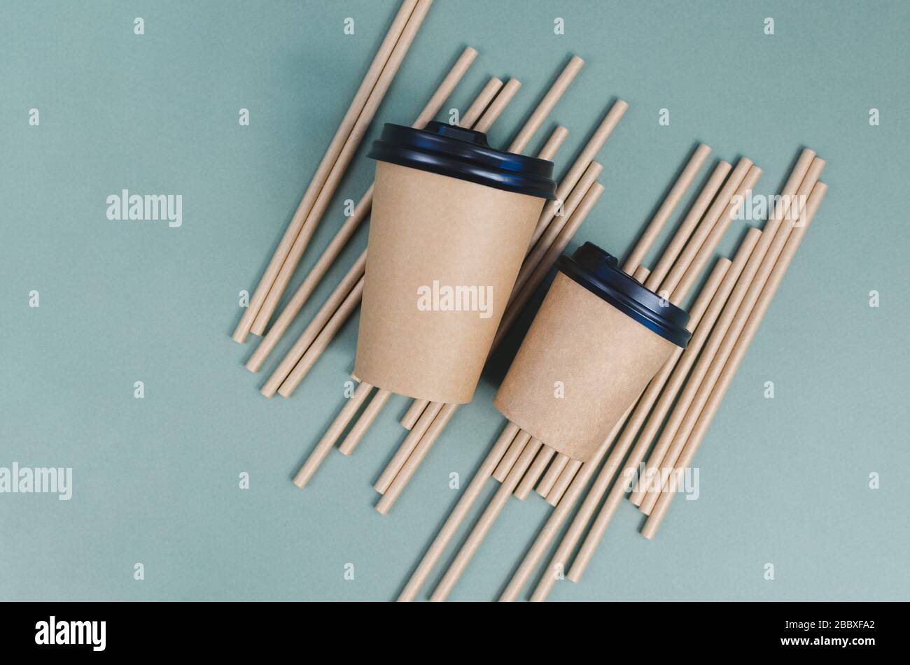 Tasses à café artisanales avec paille de papier sur fond gris. Design écologique. Zéro déchet, articles sans plastique Banque D'Images