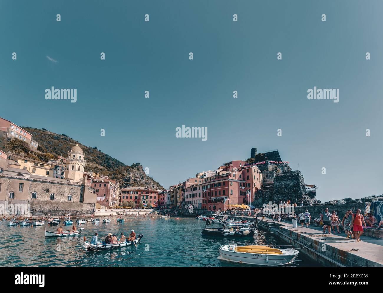 Journée d'été à Vernazza, parc Cinque Terre, Italie. Banque D'Images