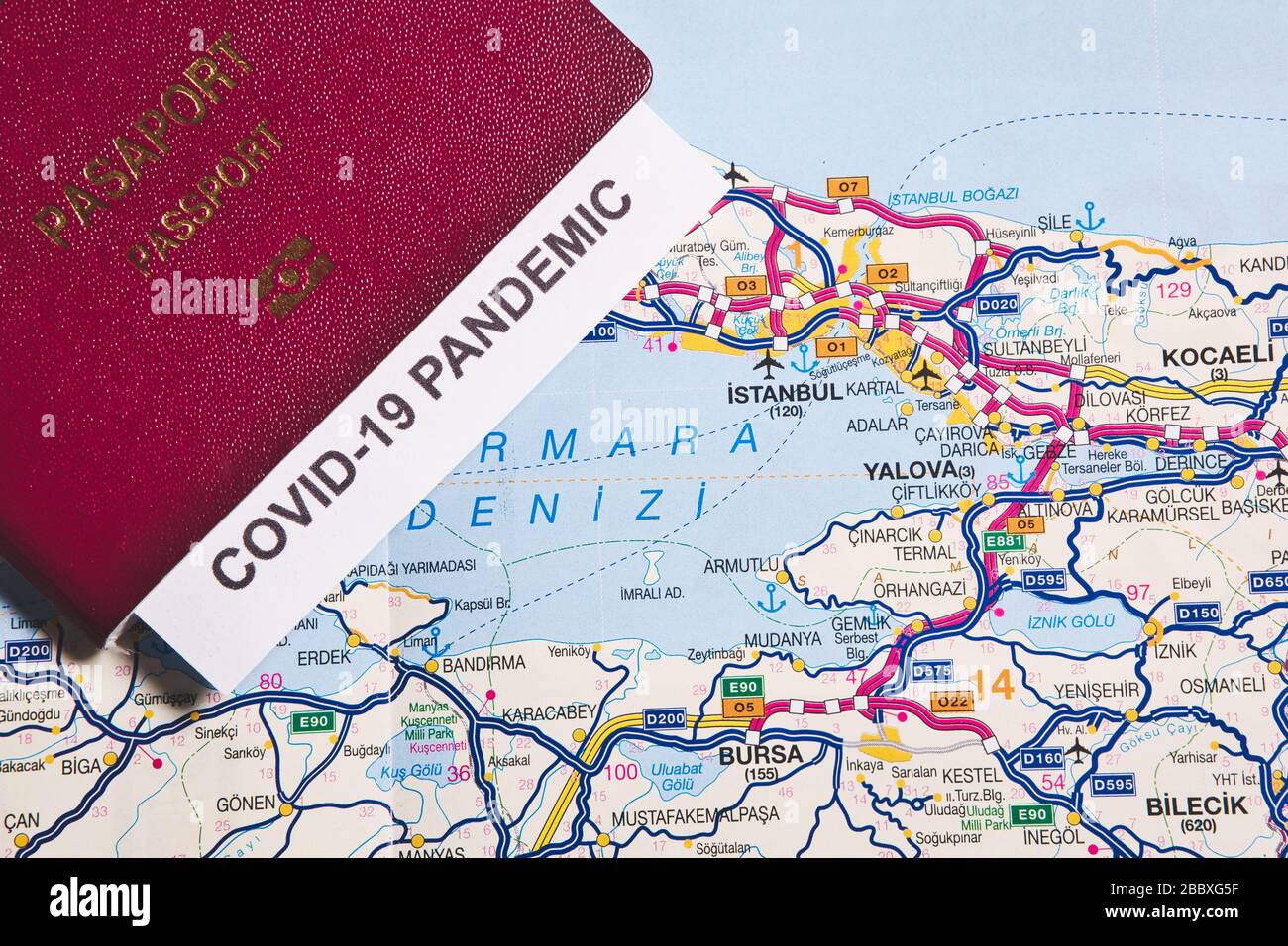 Pas de voyage, pas de vacances, pas de visa, rester à la maison concept de travail pour le roman coronavirus ou COVID-19. Passeport rouge de Claret sur la Turquie, carte d'Istanbul. Banque D'Images