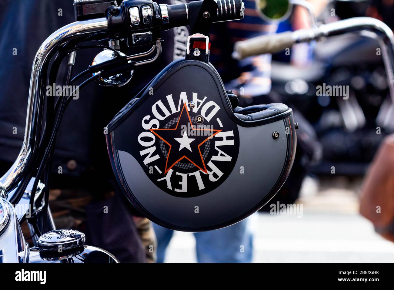 Logos Harley-Davidson sur un casque moto. Banque D'Images