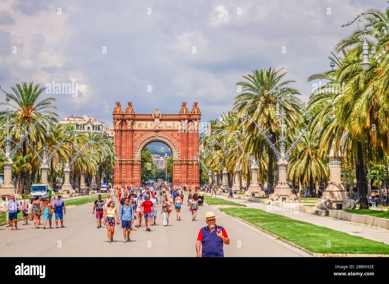 Promenade Passeig de Lluis Companys et l'Arc de Triomf - une arche triomphale dans la ville de Barcelone en Catalogne, en Espagne. Banque D'Images