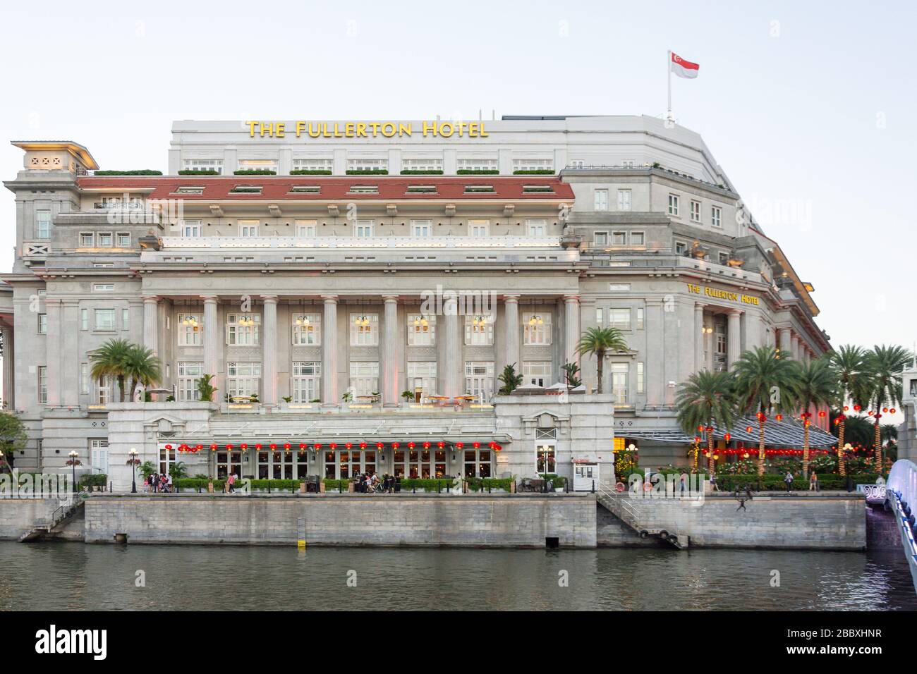 The Fullerton Hotel avec décorations chinoises du nouvel an, place Fullerton, quartier civique, quartier central, Singapour Banque D'Images