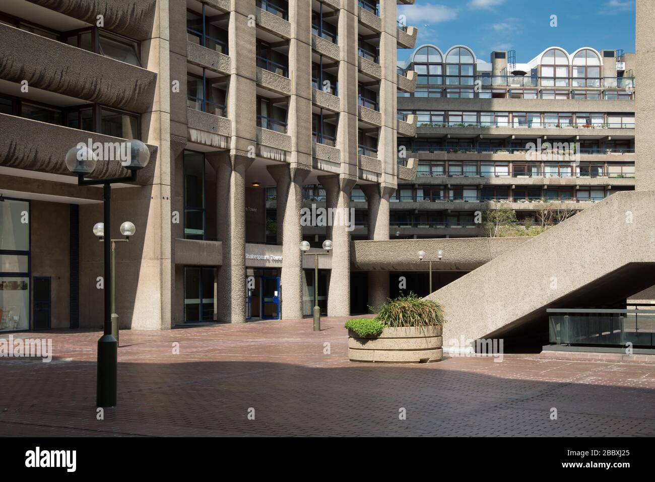 Escaliers Barbican Center Concrete 1960 Brutaliste Architecture Barbican Estate par Chamberlin Powell et bon Architects Ove Arup sur Silk Street, Londres Banque D'Images