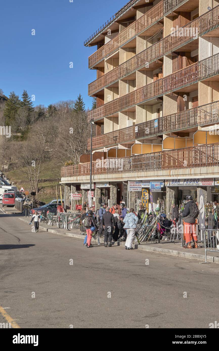 Magasins de location et de vente de vêtements et de planches de ski dans la ville de Panticosa, province de Huesca, Aragon, Espagne, Europe Banque D'Images