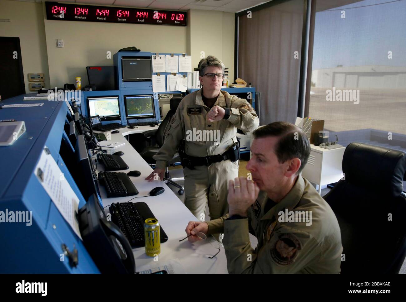 Les agents d'interdiction aérienne des douanes et de la protection des frontières des États-Unis les opérations aériennes et maritimes gèrent les opérations de vol lorsqu'ils se préparent à assurer la sécurité du Super Bowl 51 à l'unité aérienne de Houston à Conroe, Texas, le 30 janvier 2017. Banque D'Images