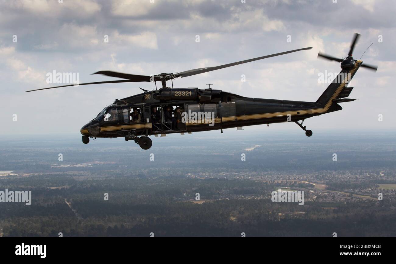 Un hélicoptère UH-60 Black Hawk de U.S. Customs and Border protection, Air and Marine Operations, vole près de Conroe, Texas, le 1er février 2017. Les unités dotées d'opérations aériennes et maritimes et du Bureau des opérations de terrain ont fait équipe avec la patrouille aérienne civile pour pratiquer une interception air-air à l'aide de deux hélicoptères AMO UH-60 Black Hawk et de deux jets de cavitation C-550 pour suivre une incursion simulée dans l'espace aérien restreint. Banque D'Images