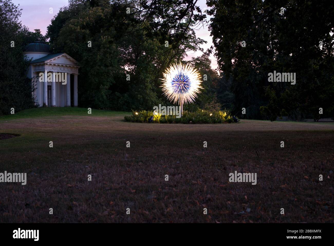 Sapphire Star Dale Chihuly Nights réflexions sur la nature coloré lumineux événement hiver 2019 à Kew Gardens, Richmond, Londres Banque D'Images