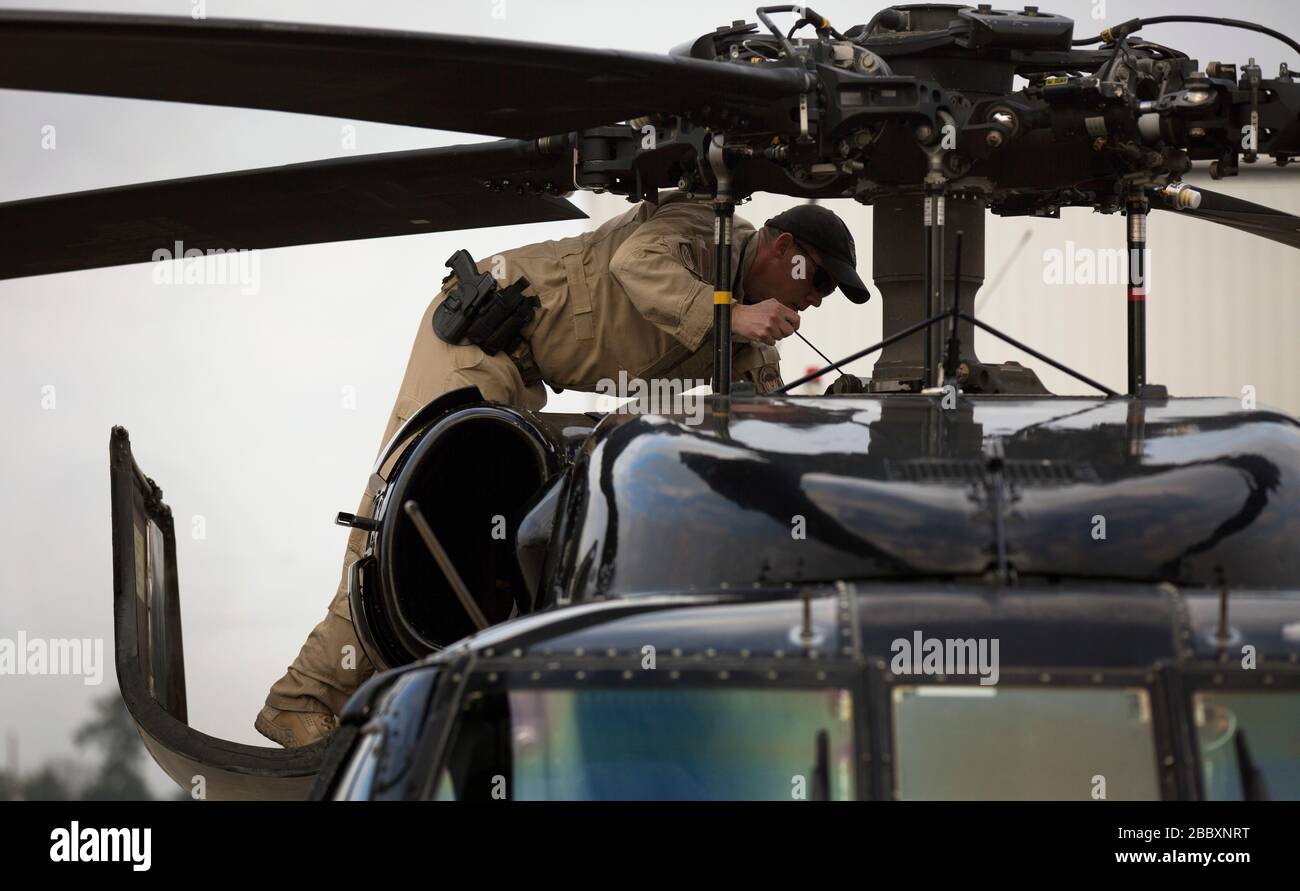 Un agent d'interdiction aérienne avec les douanes et la protection des frontières des États-Unis, les opérations aériennes et maritimes, vérifie l'huile de boîte de vitesses d'un hélicoptère UH-60 Black Hawk avant un vol pour assurer la sécurité de l'espace aérien de Super Bowl LI, à Conroe, Texas, le 1er février 2017. Les unités dotées d'opérations aériennes et maritimes et du Bureau des opérations de terrain ont fait équipe avec la patrouille aérienne civile pour pratiquer une interception air-air à l'aide de deux hélicoptères AMO UH-60 Black Hawk et de deux jets de cavitation C-550 pour suivre une incursion simulée dans l'espace aérien restreint Banque D'Images