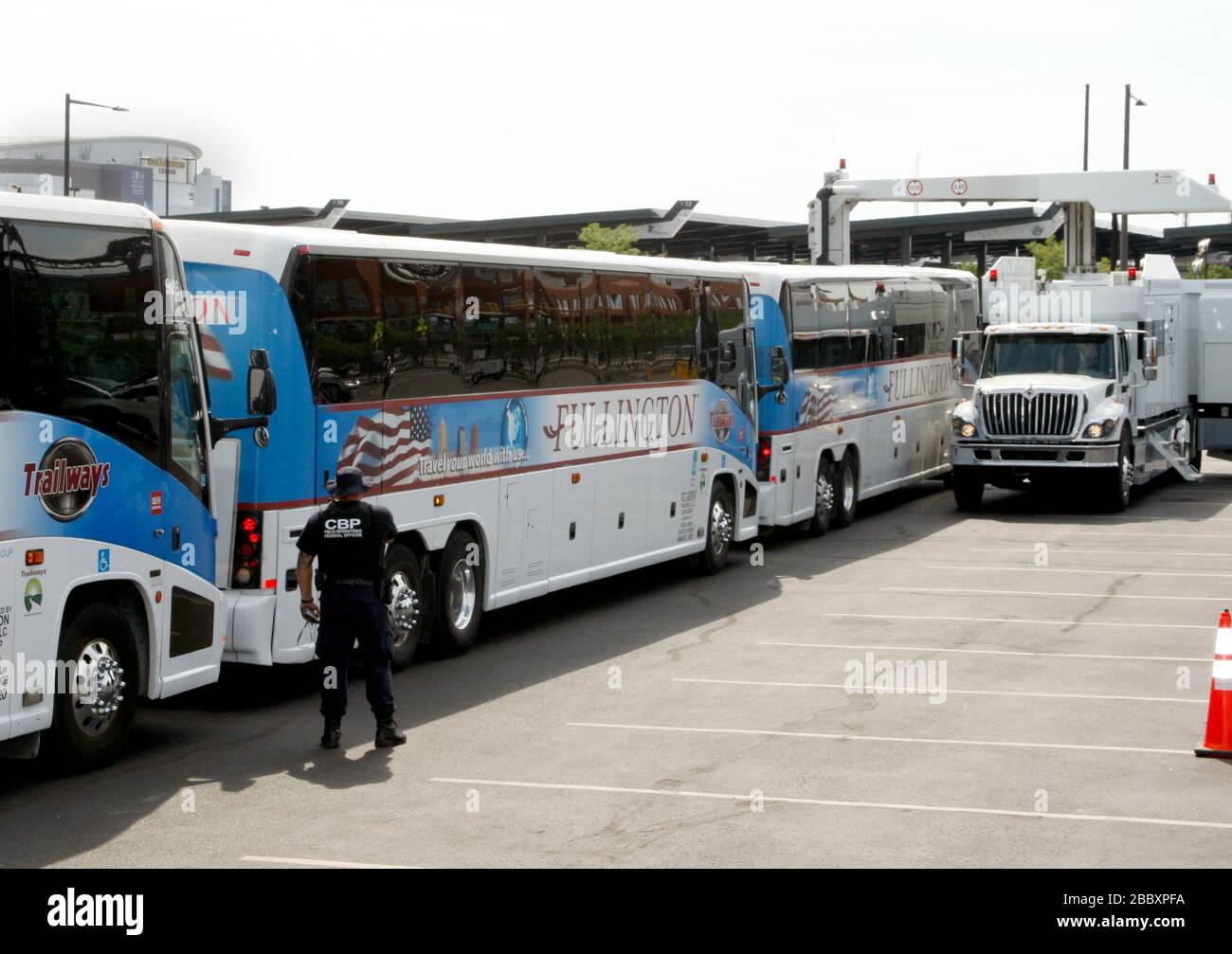 Le U.S. Customs and Border Protection (CBP) Bureau des opérations de terrain (OFO) numérisation des agents entrant dans l'autobus des délégués de la Convention Nationale Démocratique de la zone de sécurité à Philadelphie le 24 juillet 2016. Banque D'Images