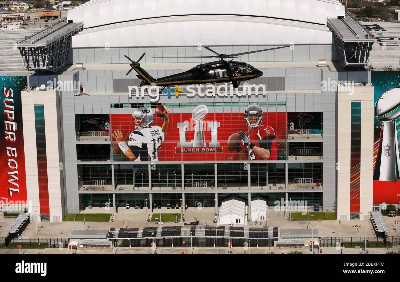 Un hélicoptère Black Hawk, Douanes et protection des frontières des États-Unis, Air and Marine Operations, survole le stade NRG avant Super Bowl LI à Houston, Texas, le 31 janvier 2017. Banque D'Images
