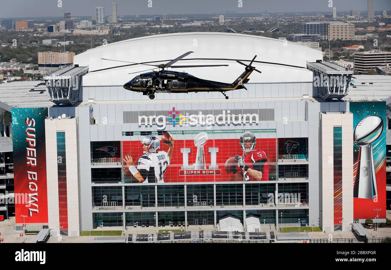 Un hélicoptère Black Hawk, Douanes et protection des frontières des États-Unis, Air and Marine Operations, survole le stade NRG avant Super Bowl LI à Houston, Texas, le 31 janvier 2017. Banque D'Images