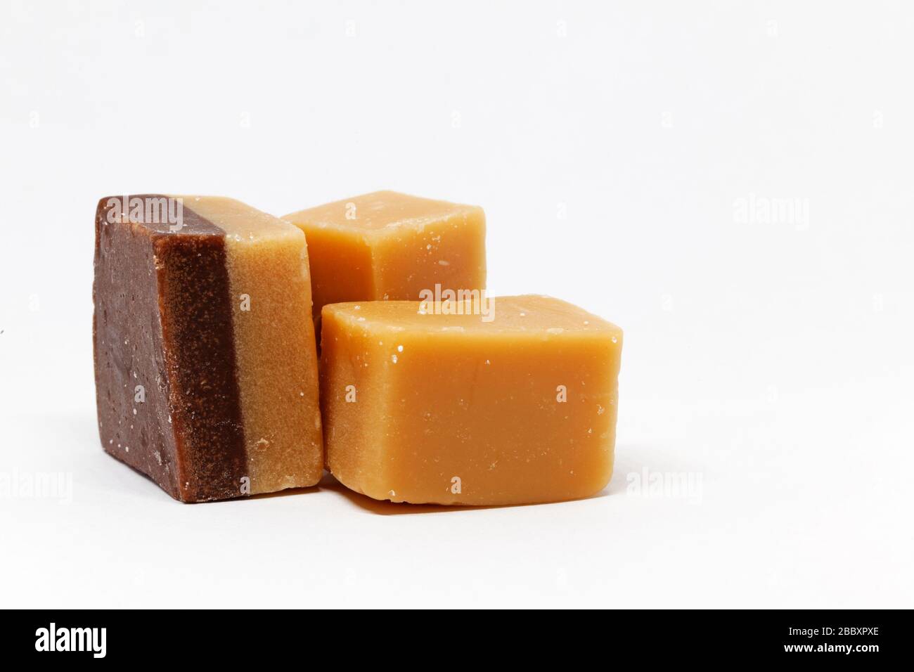 trois morceaux de caramel au chocolat et au sel sur fond blanc Banque D'Images