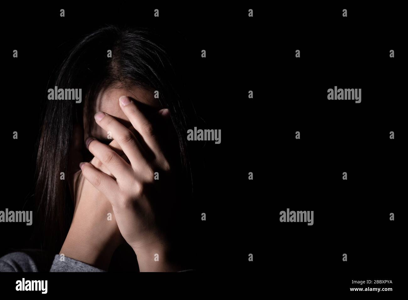Triste Femme Fermer Son Visage Et Pleurer Une Femme Triste Assise Seule Dans Une Chambre Sombre Photo Stock Alamy
