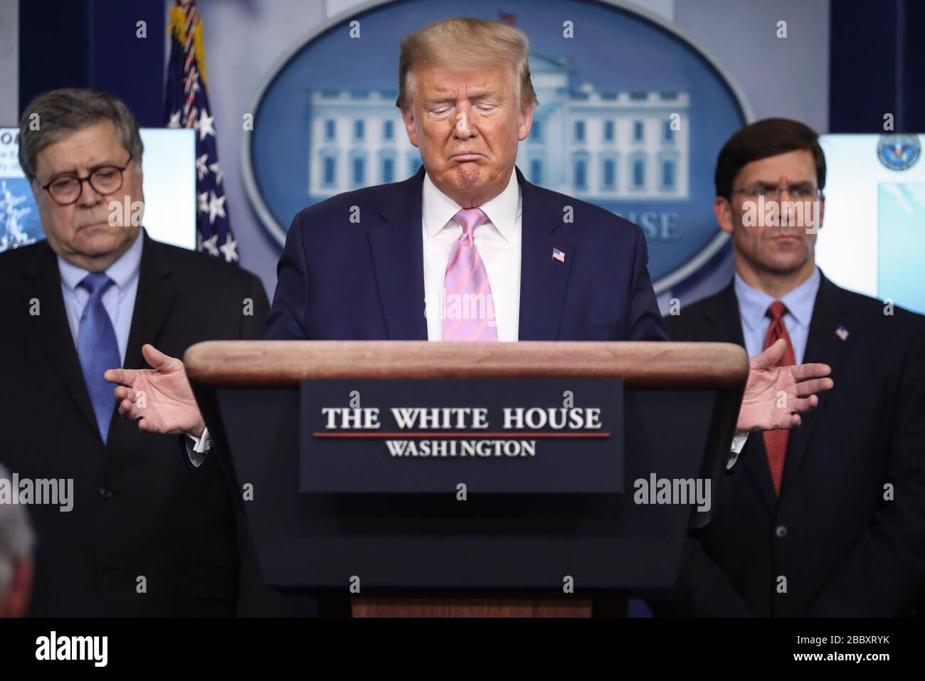 Washington, DC. 1 avril 2020. Le président américain Donald J. Trump parle lors d'une conférence de presse dans la Bridy Press Briefing Room de la Maison Blanche le 1er avril 2020 à Washington, DC. À gauche se trouve le procureur général des États-Unis William P. Barr et à droite est le secrétaire américain à la Défense Dr. Mark T. Esper.Credit: Oliver Contreras/Pool via CNP | usage international crédit: dpa/Alay Live News Banque D'Images