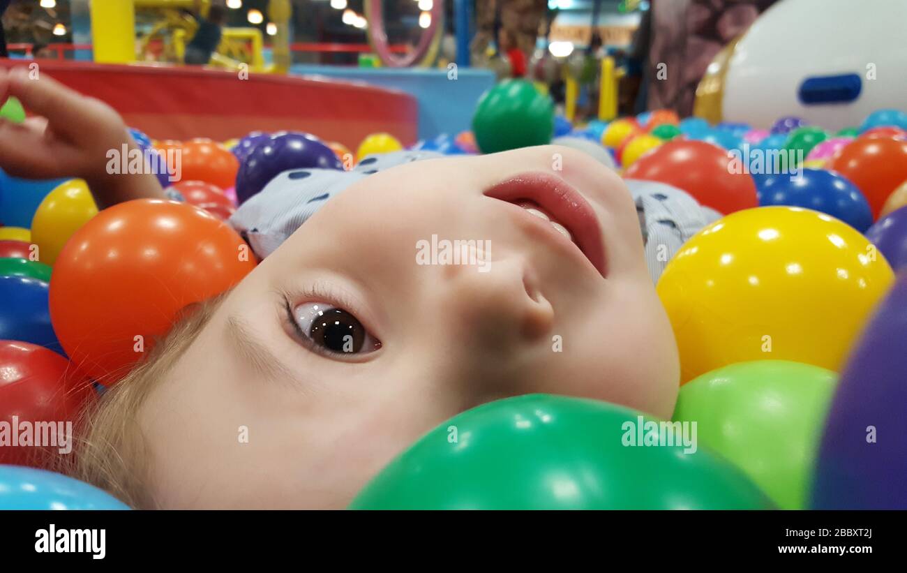 Joyeux Adorable Fille Qui S Amuse Dans Un Terrain De Balle Dans Un Parc D Attractions Pour Enfants Et Un Centre De Jeu Interieur Gros Plan Portrait Enfant Jouant Avec Des Boules Colorees Dedans