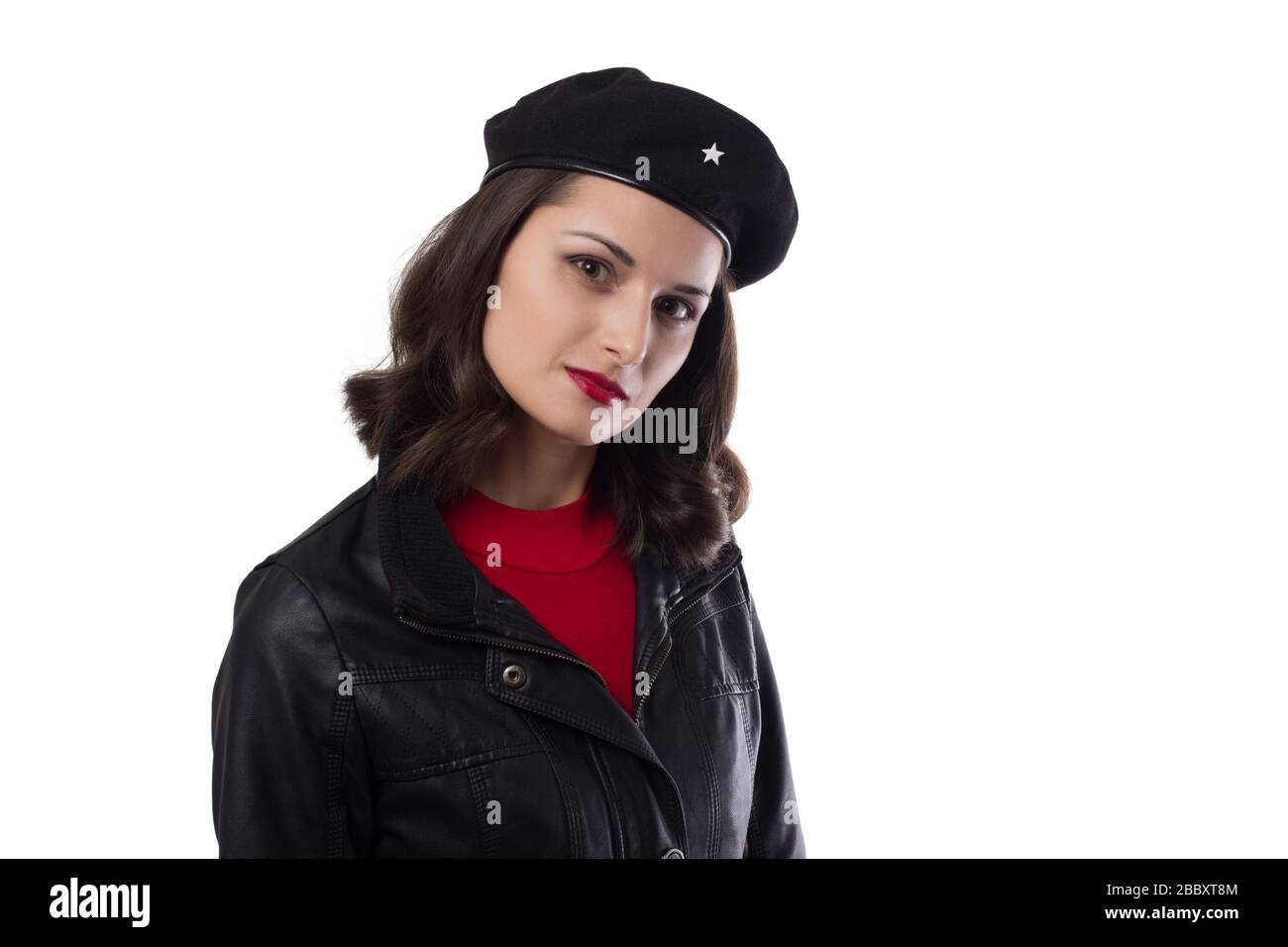 Jeune femme noir veste, pull rouge et chapeau avec une référence à Ernesto  Che Guevara regardant dans l'appareil photo, a habé incliné sur un fond  blanc avec copie Photo Stock - Alamy