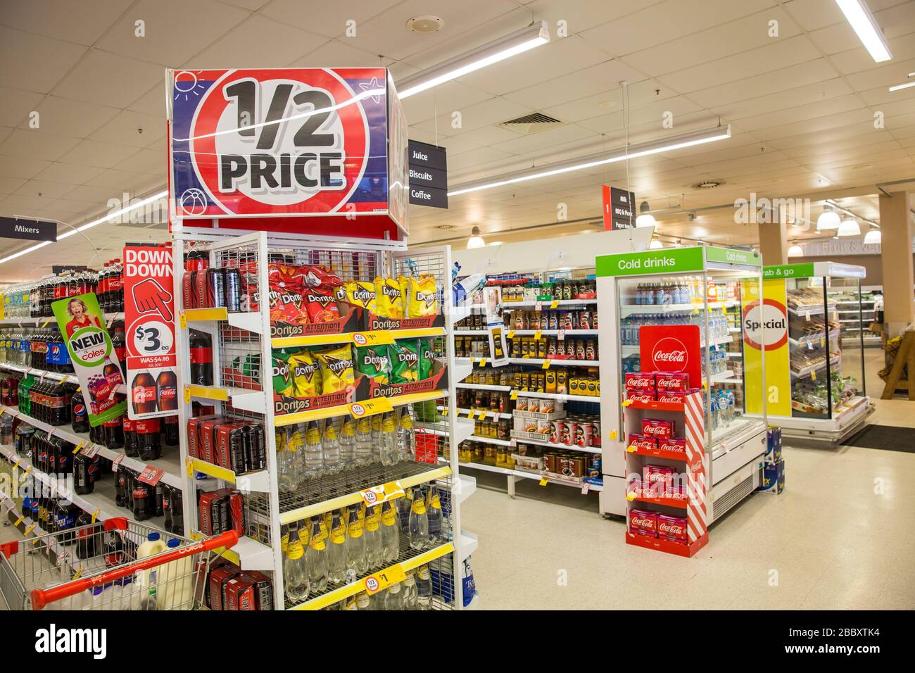 Coles supermarché en Australie allées et produits en affiche certains à moitié prix, Queensland, Australie Banque D'Images
