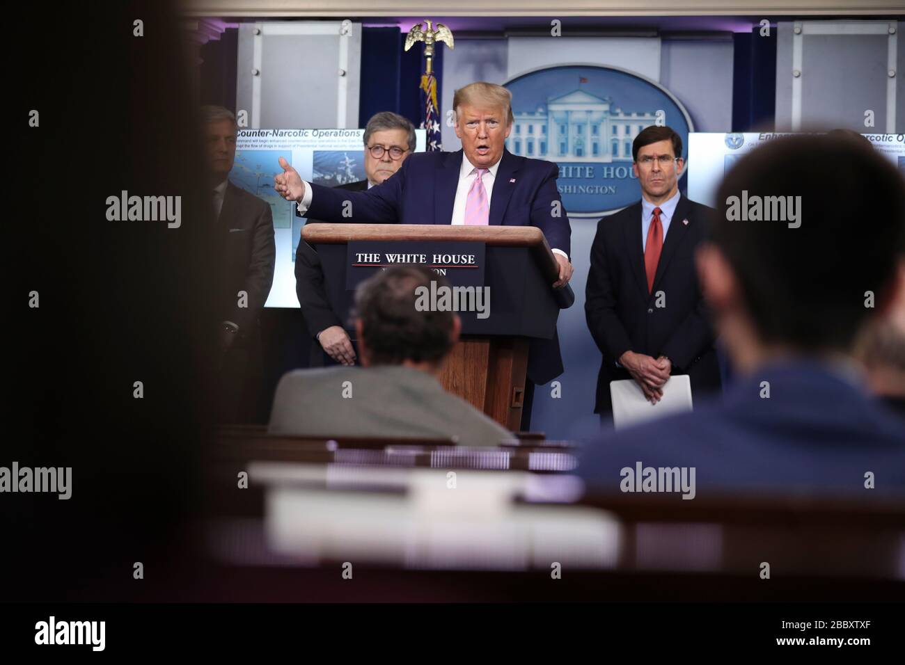 Washington, DC. 1 avril 2020. Le président américain Donald J. Trump s’exprime lors d’une conférence de presse dans la Bridy Press Briefing Room de la Maison Blanche le 1er avril 2020 à Washington, DC. À gauche, le procureur général des États-Unis William P. Barr et à droite le secrétaire américain à la Défense Mark T. Esper.Credit: Oliver Contreras/Pool via CNP | usage dans le monde crédit: dpa/Alay Live News Banque D'Images