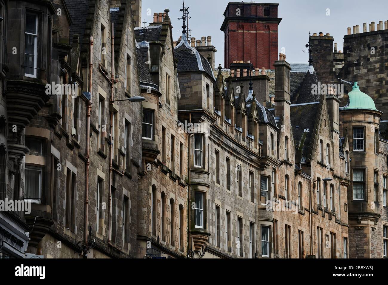 Rues vides d'Édimbourg pendant la quarantaine de Covid-19: Une rangée de maisons sur Cockburn Street Banque D'Images