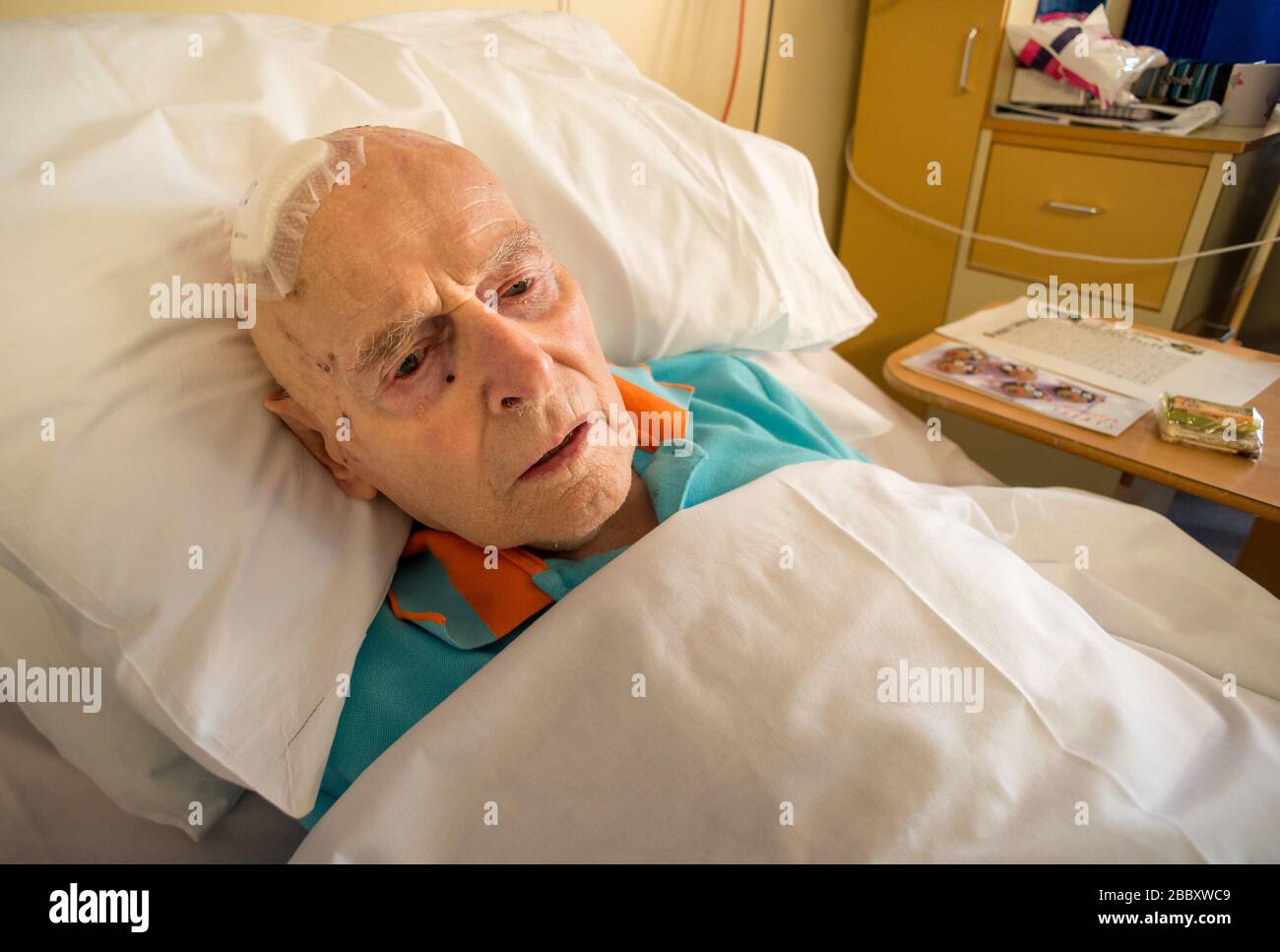 ANDOVER,HAMPSHIRE/ROYAUME-UNI- 25 DÉCEMBRE 2019:un homme âgé avec des lésions cérébrales, un parent du photographe, se trouve dans le lit de la guerre de Kingfisher Rehab Banque D'Images